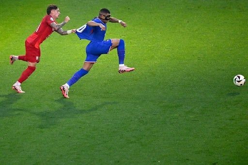 مدافع بولندا يعثر على طريقة فريدة لإيقاف كيليان مبابي (صورة وفيديو)