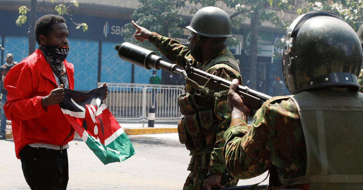 أخت أوباما تستنشق الغاز المسيل للدموع أثناء تظاهرة في كينيا (فيديو)