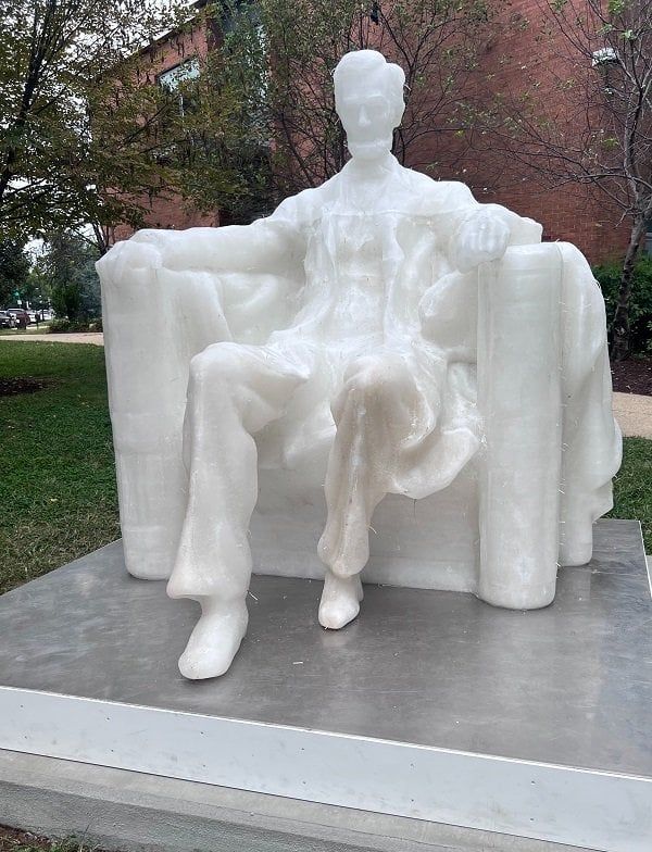 ما قصة ذوبان تمثال أبراهام لينكولن الشمعي في واشنطن؟