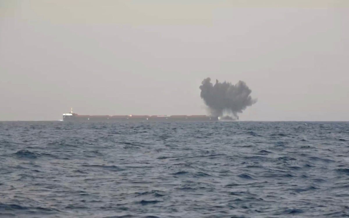 سقوط صاروخ بالقرب من سفينة جنوبي عدن باليمن