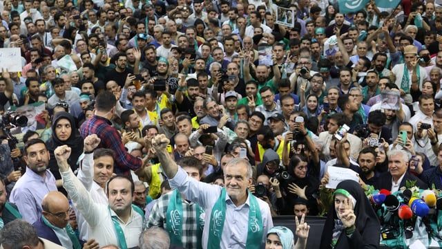 "الكتلة الرمادية".. كلمة السر لفوز بزشكيان برئاسة إيران