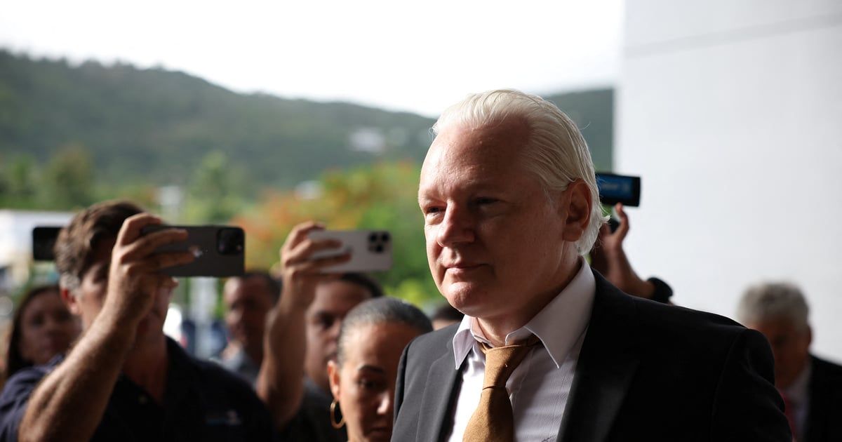 مقابل حريته.. أسانج يقرّ بالذنب أمام محكمة أمريكية (صور)