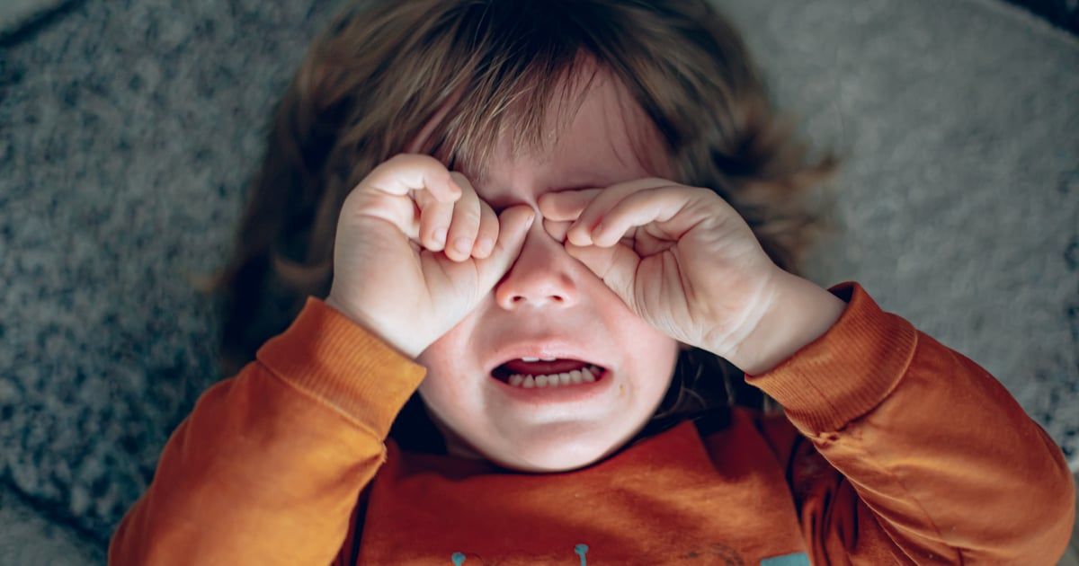 بعيدا عن الشاشة.. 6 طرق لتهدئة طفلك الغاضب