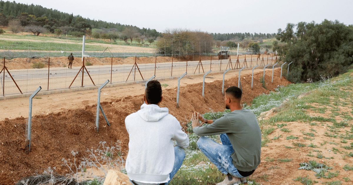اتهام جندية إسرائيلية بتهريب عشرات الفلسطينيين من الضفة إلى الداخل