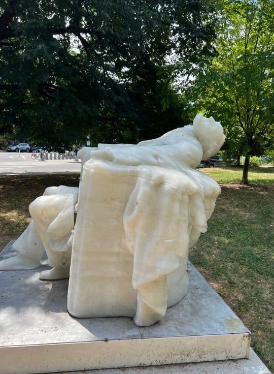 ما قصة ذوبان تمثال أبراهام لينكولن الشمعي في واشنطن؟