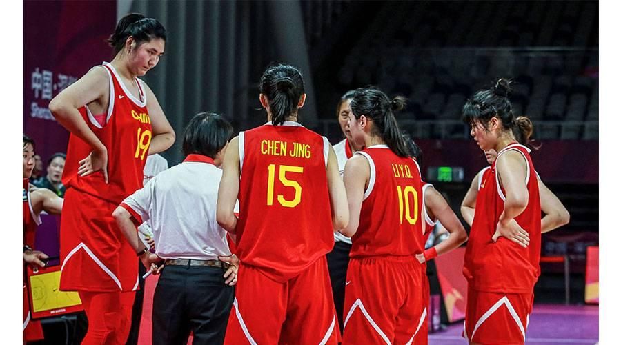 بالفيديو والصور |عملاقة صينية تذهل متابعي بطولة آسيا لكرة السلة