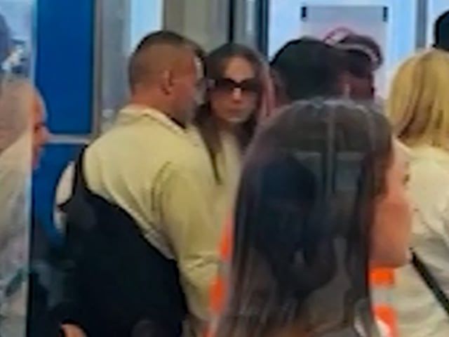 بصور مفاجئة.. جينيفر لوبيز تسافر على الدرجة الاقتصادية