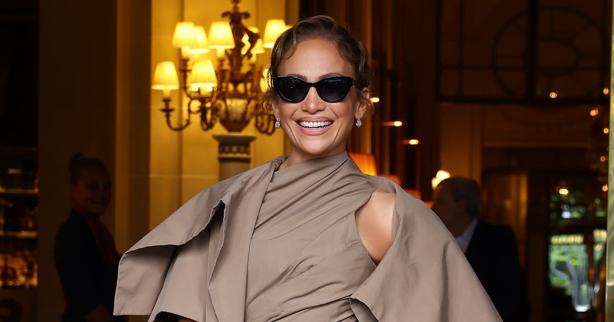 بصور مفاجئة.. جينيفر لوبيز تسافر على الدرجة الاقتصادية