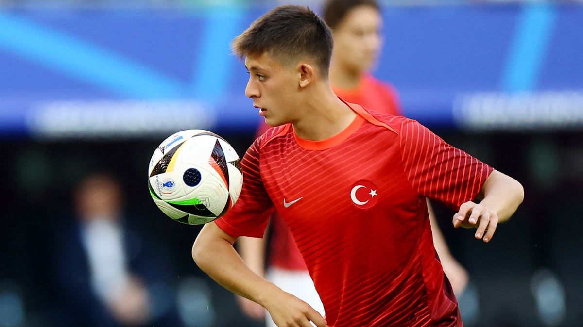 اصطدام الكرة بوجه غولر وسط استغراب مدربه قبل مباراة تركيا والتشيك (صور)