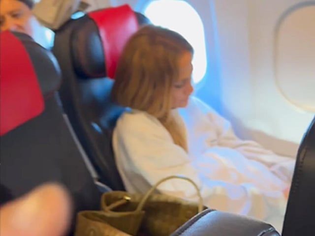 بصور مفاجئة.. جينيفر لوبيز تسافر على الدرجة الاقتصادية