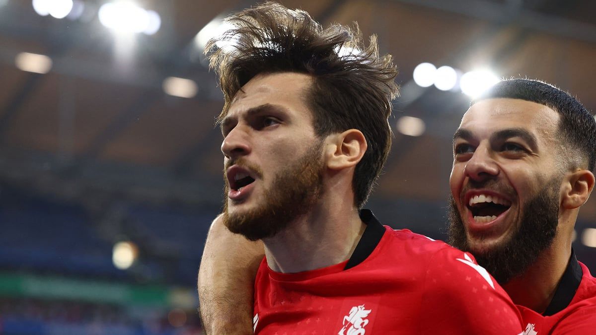 كفاراتسخيليا يكشف تفاصيل حديثه مع رونالدو وحصوله على قميصه