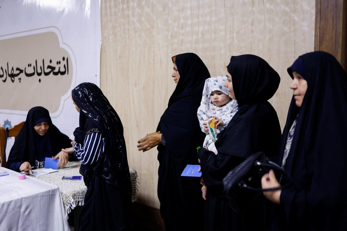 إيران.. لجنة الانتخابات تنفي تقدم بزشكيان في تصويت الخارج