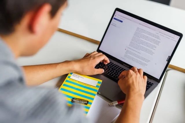 هل يمكن للذكاء الاصطناعي التفوق على طلاب الجامعات؟