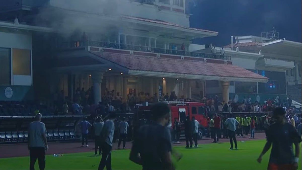 حريق في استاد الإسكندرية يتسبب في توقف مباراة بيراميدز وسموحة (فيديو وصور)