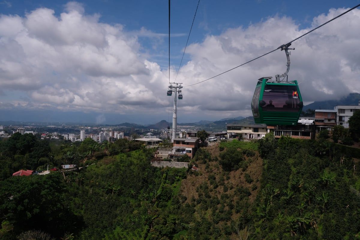 أسفر عن قتيل وجرحى.. سقوط مروع لتلفريك (فيديو)