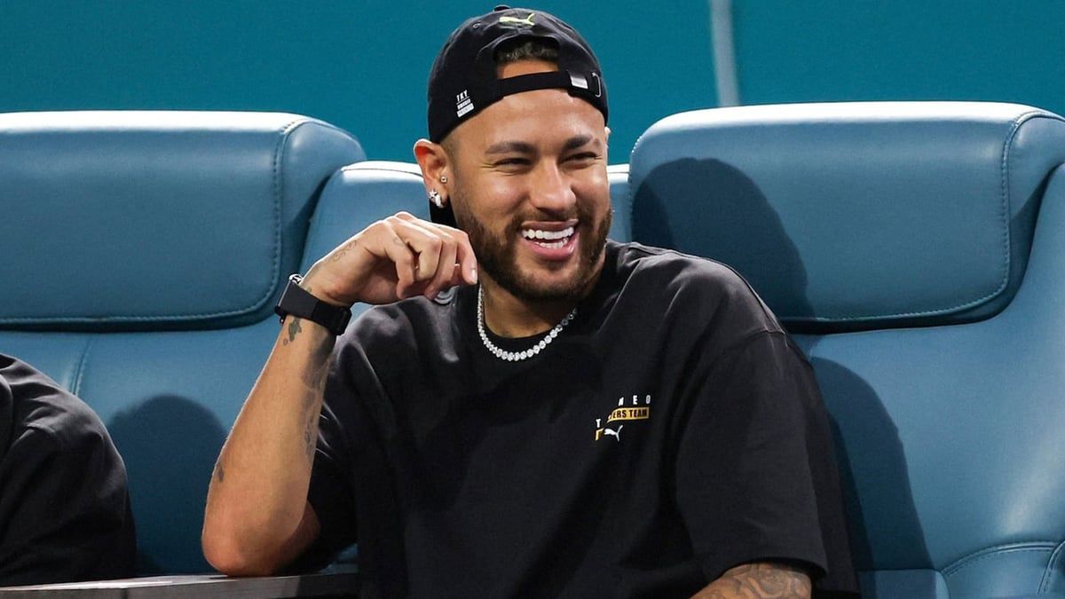 نيمار يمازح لاعبي البرازيل من المدرجات خلال مواجهة باراغواي (فيديو)