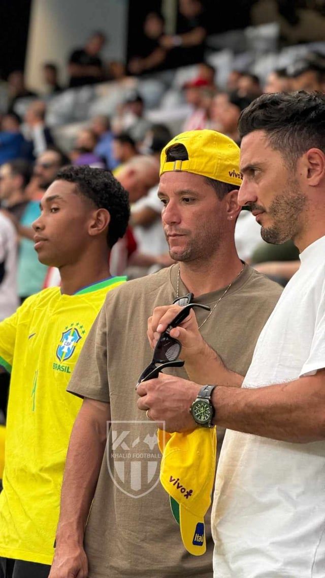 نجم الهلال السعودي السابق يساند منتخب البرازيل في مباراة باراغواي