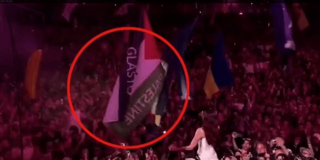 دعما لغزة.. المغنية دوا ليبا تلتقط صورا مع علم فلسطين في حفلها (صور)