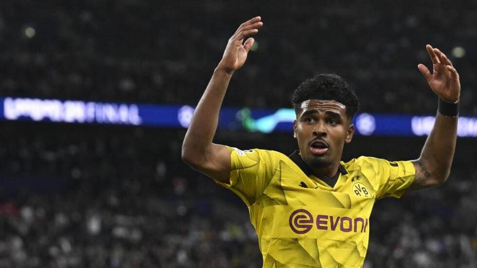 أستون فيلا يتعاقد مع المدافع الدولي الهولندي ماتسن