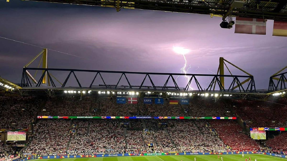 البرق يتسبب في إيقاف مباراة ألمانيا والدنمارك (فيديو)
