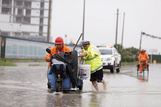 انهيارات أرضية وفيضانات عارمة تضرب الصين (فيديو)