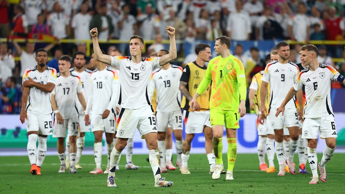 الشرطة تقبض على ملثم تسلق سطح الملعب خلال مباراة ألمانيا والدنمارك (فيديو)