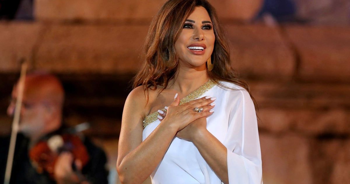 نجوى كرم تلبس الأبيض وتعلن زواجها رسميًّا (فيديو)