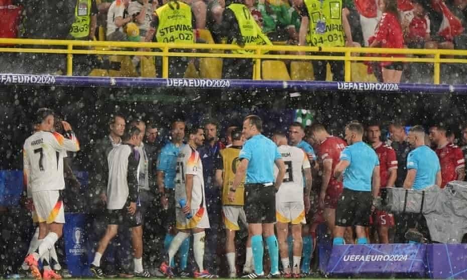 الأمطار توقف مباراة ألمانيا والدنمارك 20 دقيقة