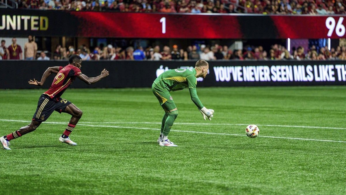 غافل الحارس وسجل.. هدف غريب في الدوري الأمريكي (فيديو)