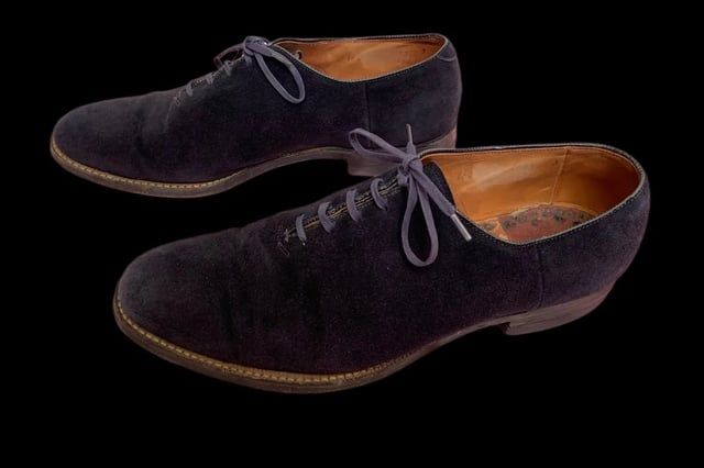 مقابل آلاف الدولارات.. بيع حذاء "ملك موسيقى الروك" في مزاد علني