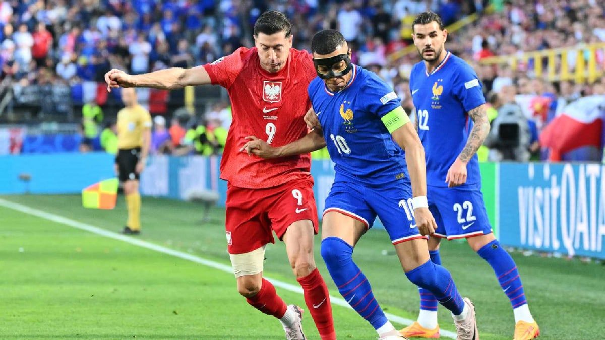 مبابي يبرئ ليفاندوفسكي.. ويكشف كواليس إصابة الأنف