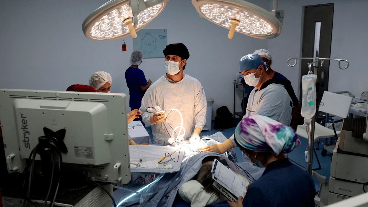 وسط دهشة الأطباء.. يمني يبتلع 80 قلم حبر وسماعاتي أذن (فيديو)