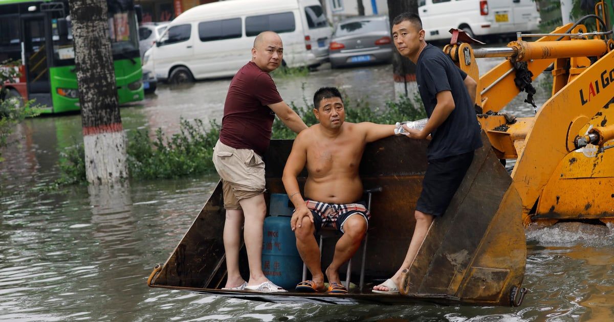انهيارات أرضية وفيضانات عارمة تضرب الصين (فيديو)