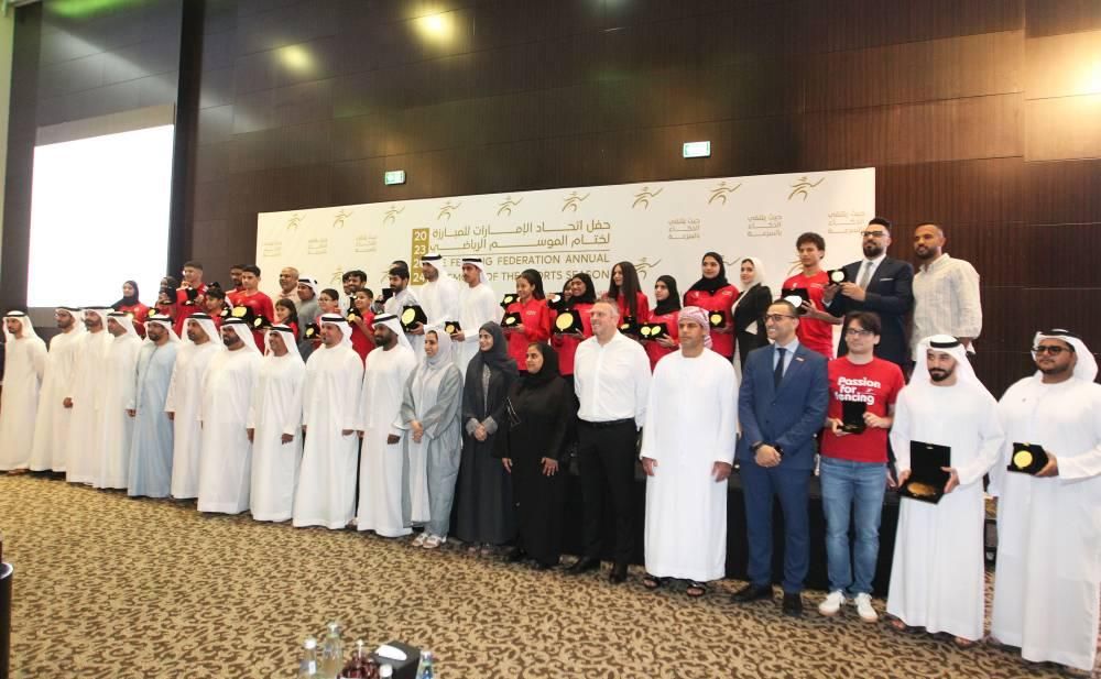 سالم القاسمي يكرم أصحاب الإنجازات ويشيد بموسم المبارزة