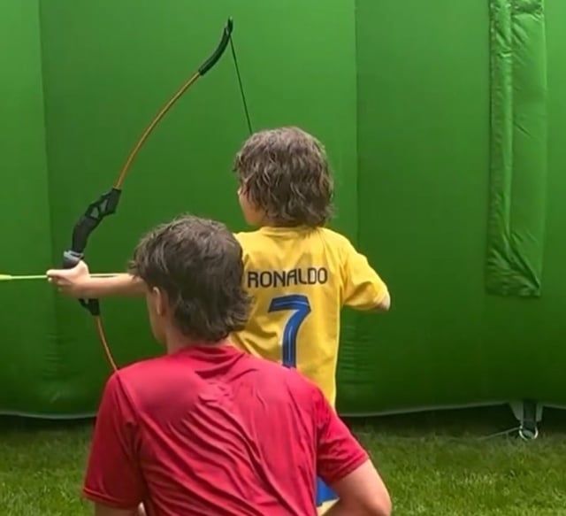 نجل تشيزني يرتدي قميص النصر السعودي في عيد ميلاده (فيديو)