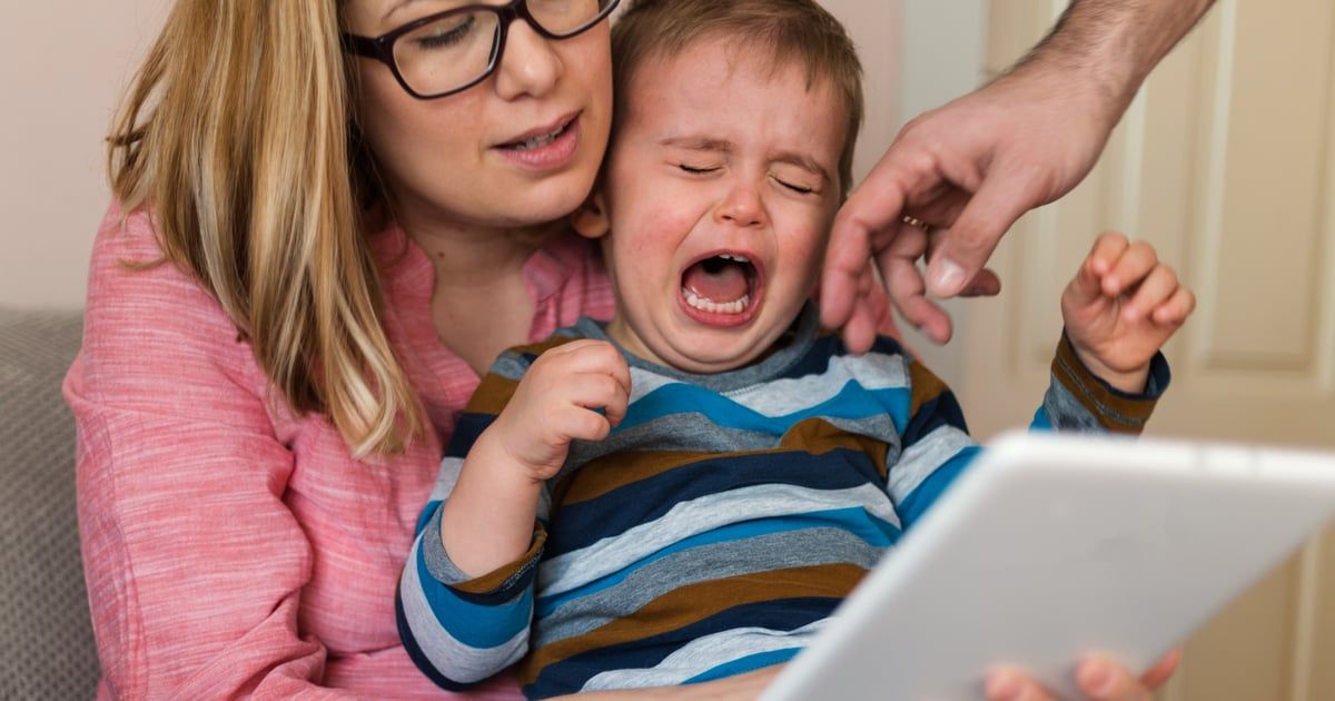 خطورة إعطاء الطفل الهاتف أو الجهاز اللوحي لتهدئته