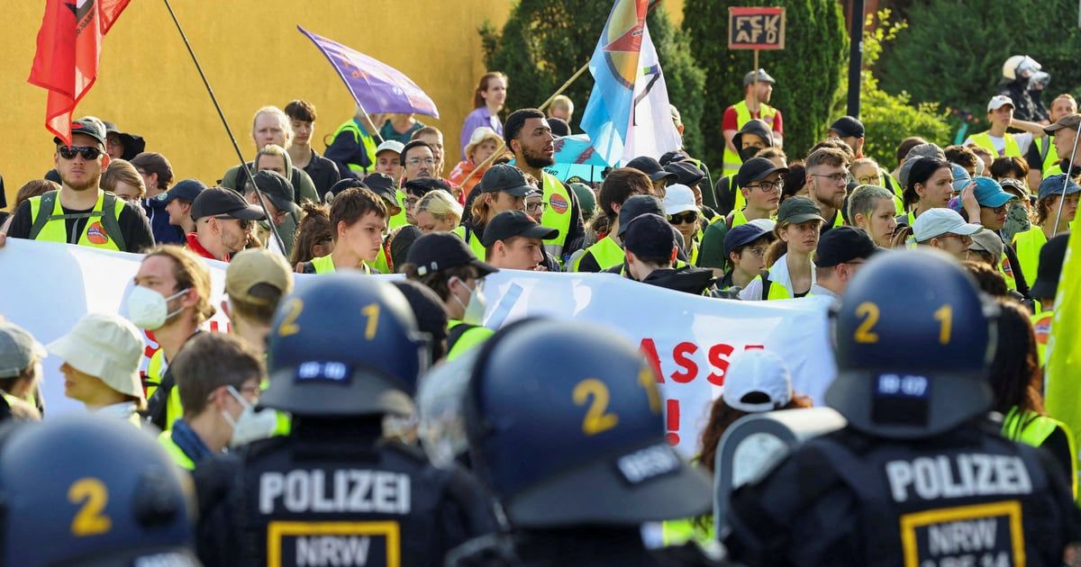 ألمانيا.. سياسي يميني متشدد يعض متظاهرا ضد حزبه (فيديو)