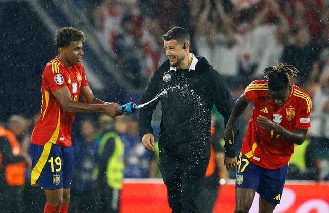 يامال ونيكو ويليامز يسرقان الأضواء بلعبة طفولية (فيديو)