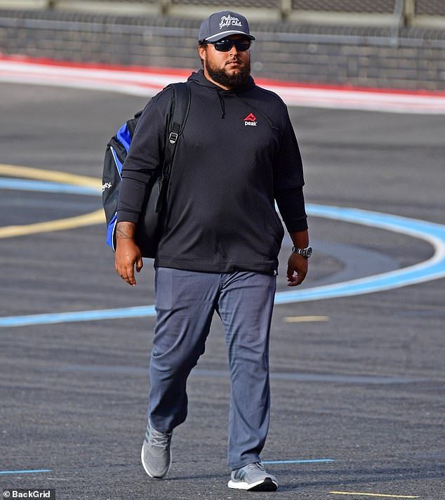 ظهور نادر لتوم كروز مع ابنه المتبنَّى (صور)