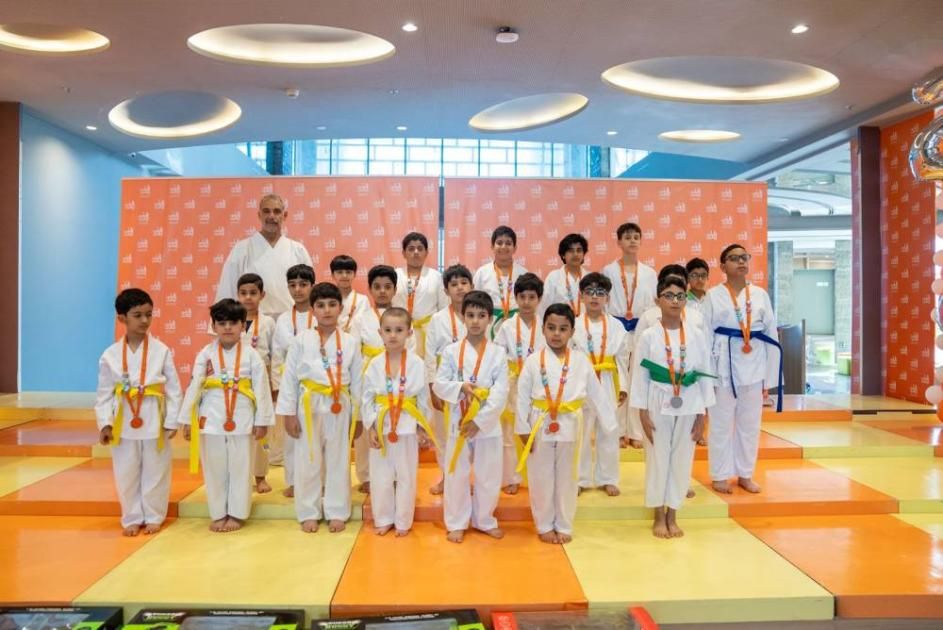 مدرسة البحث العلمي تخرج 33 طالباً بأحزمة الكاراتيه