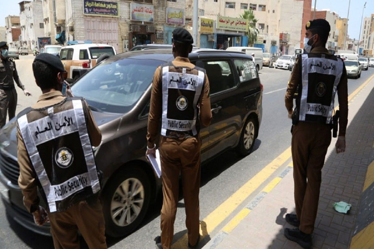 "شرطة مكة المكرمة" القبض على 3 مقيمين ومواطن بتهمة السرقة| إليك التفاصيل - موقع الخليج الان