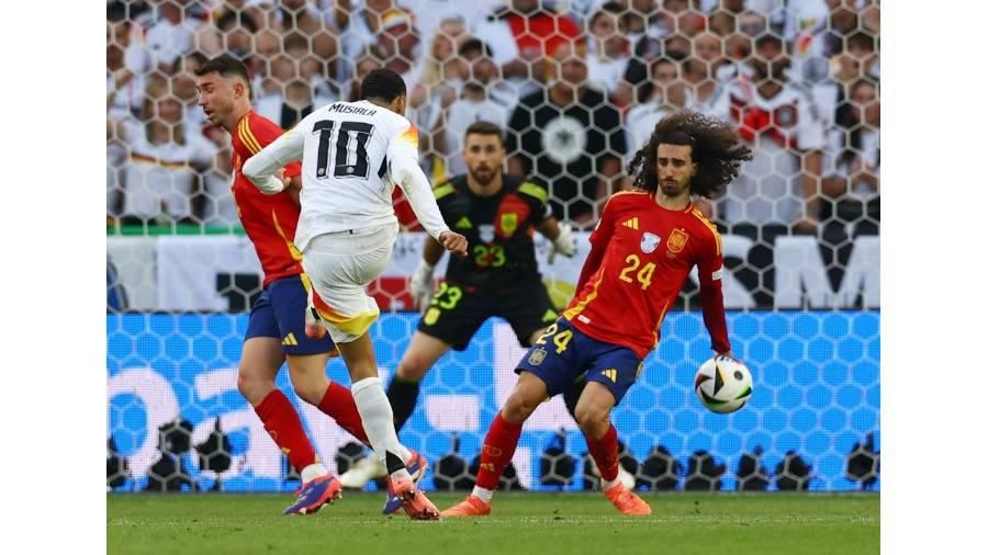 لماذا لم تُمنح ألمانيا ركلة جزاء ضد إسبانيا خلافاً لمباراتها مع الدنمارك؟