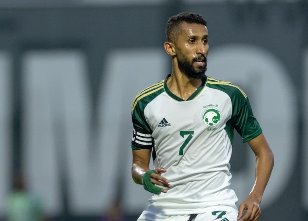 الفرج نصراوي!! رد حاسم وناري من قائد الهلال السعودي حول اللعب بالقميص الأصفر - موقع الخليج الان