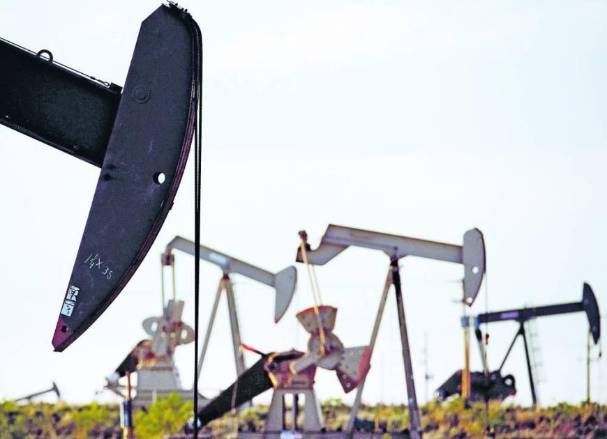 النفط يتراجع تحت ضغط بيانات ضعف معنويات المستهلكين