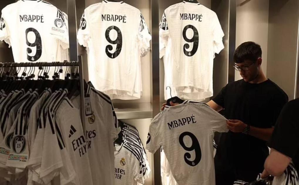 بالفيديو| عشرات الآلاف يستعدون لاستقبال مبابي في ريال مدريد