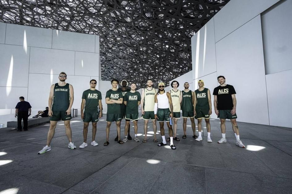 المنتخب الأسترالي للسلة يكتشف الروابط الثقافية في متحف اللوفر أبوظبي