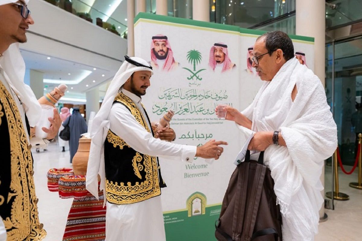 لزيارة الروضة الشريفة وأداء صلاة الجمعة…"ضيوف الرحمن" يتوافدون على المسجد النبوي اليوم - موقع الخليج الان