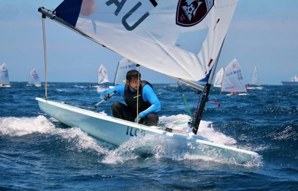 ذهبية وفضية للاعب الحمرية للشراع الحديث عادل خالد