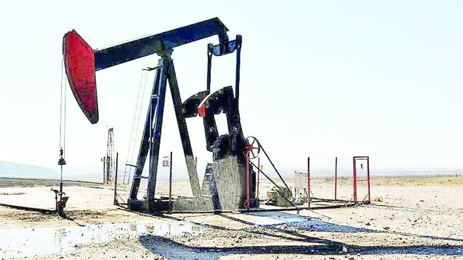 النفط يستقر متأثراً بفائض متوقع وسط ضعف الطلب