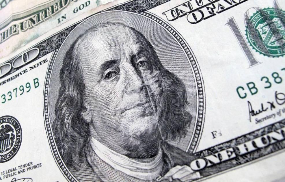 تدهور الدولار بين تحذيرات ماسك من إفلاس أمريكا والتفاؤل بالبيتكوين